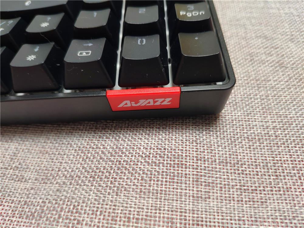 69键、支持DIY、带小数字键、走到哪带到哪的三模机械键盘