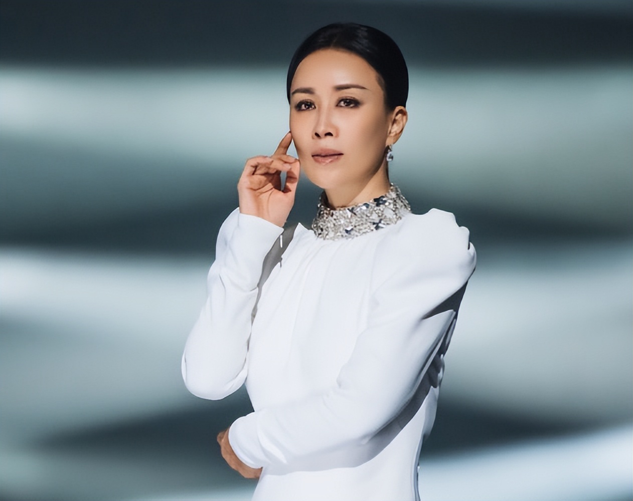 那辛个人资料情况(那英:和高峰相恋10年换不来婚姻,带着儿子嫁给孟桐