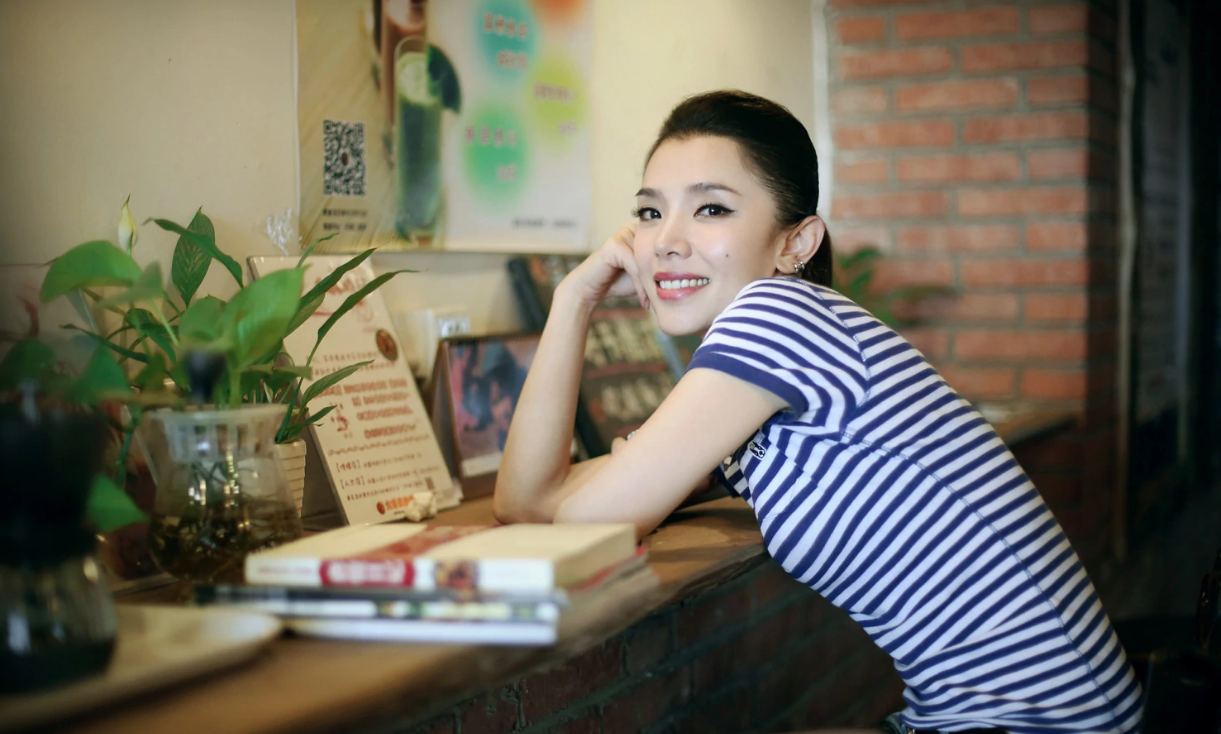 知名演员李佳璇：导演丈夫去世8年，与狗为伴，她的痴情让人泪目