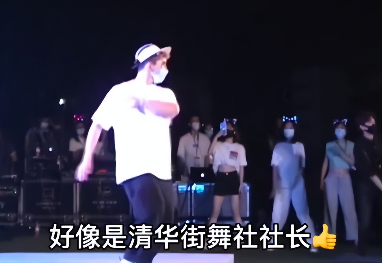 清华学霸在操场上跳“状元摇”，秒变857现场，学霸的世界我不懂