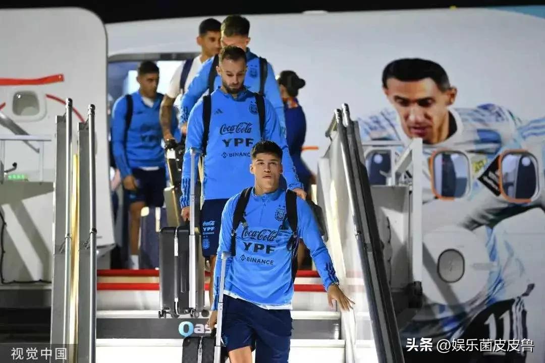 2018世界杯英格兰足球衣（世界杯各国都穿了什么？C罗内马尔帅到起飞，英格兰队西装只有600）