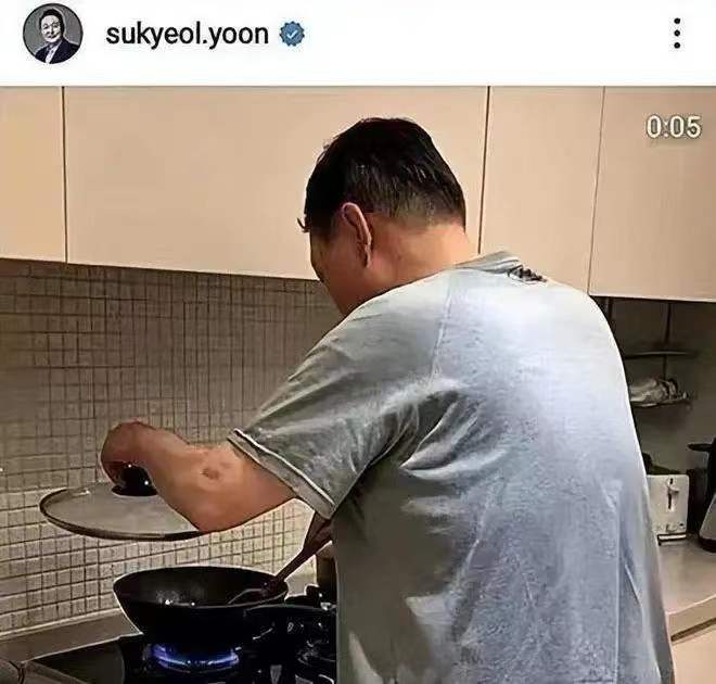 她年近半百还是“娇妻”，无子无女被宠爱10年，凭什么？