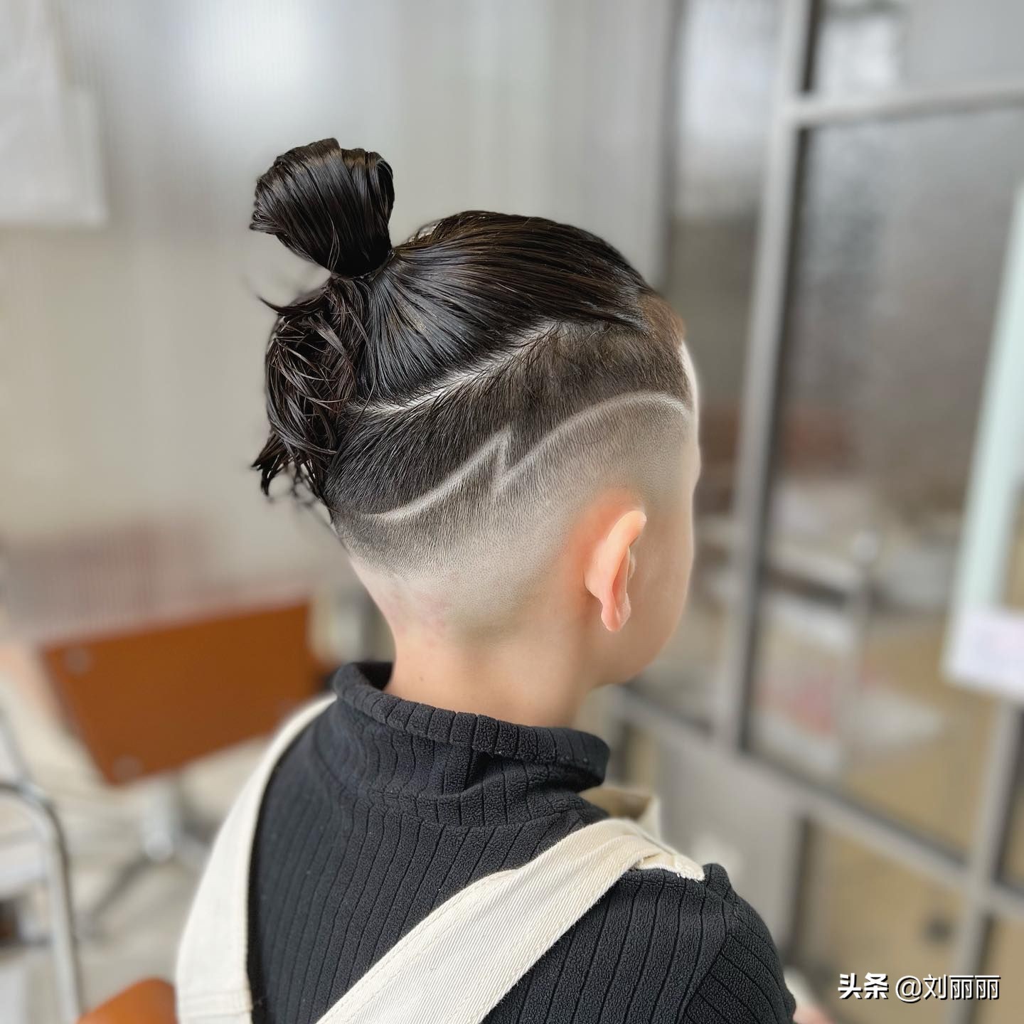男孩剪头发造型图片(最帅气的小男孩发型来了)