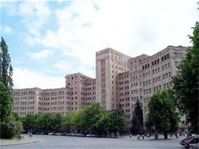 学渣梅爱偲留学乌克兰，32岁娶18岁高中生，住3000平豪宅