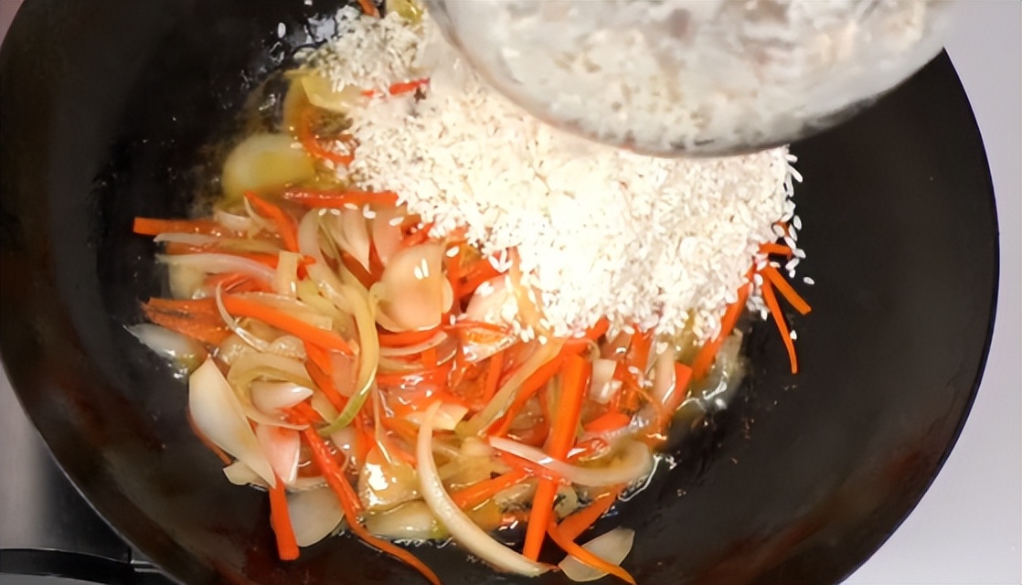 电饭锅新疆手抓饭的正宗做法（电饭煲做出美味新疆手抓饭）