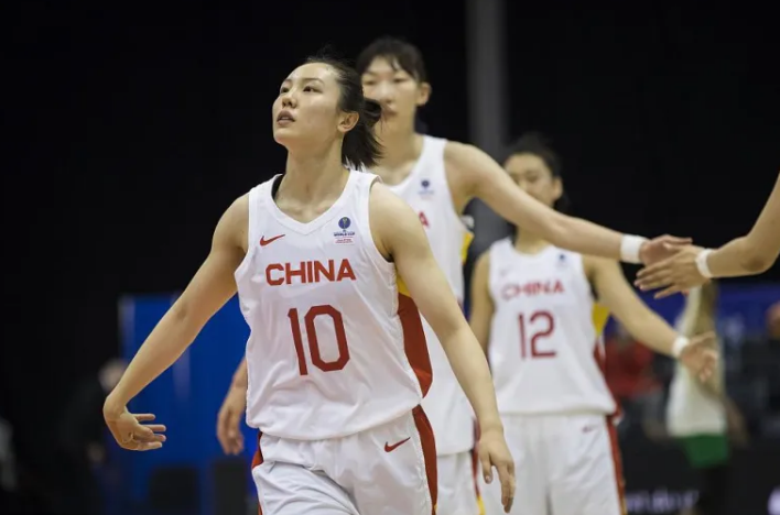 14人全上场(创纪录！中国女篮41个进球41个助攻，12人上场12人得分，极致团队)