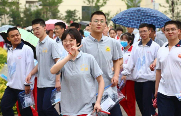 女孩高考考场“神游”，交卷铃响才反应过来，结果考了全校第一