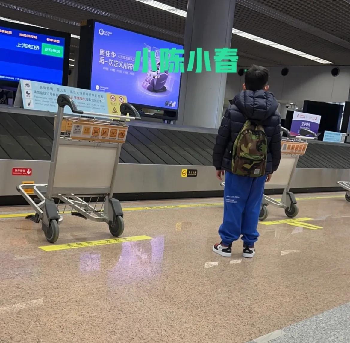 陈小春应采儿带大儿子出游，一家三口全程超欢乐，Jasper长高不少