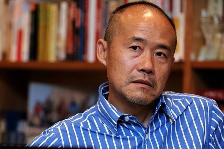 72岁王石和女网红一起健身吃饭,对方称其"爷爷",双腿暴露年龄