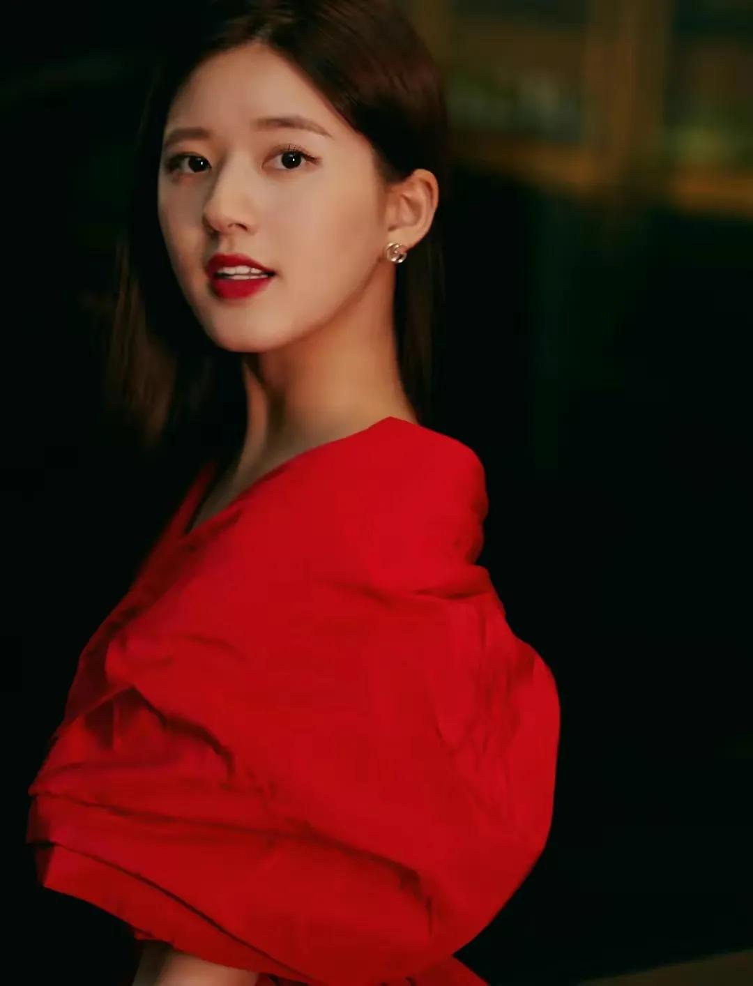 孙怡、赵丽颖红色礼服状态迥异，有没有爱情的滋润肉眼可见