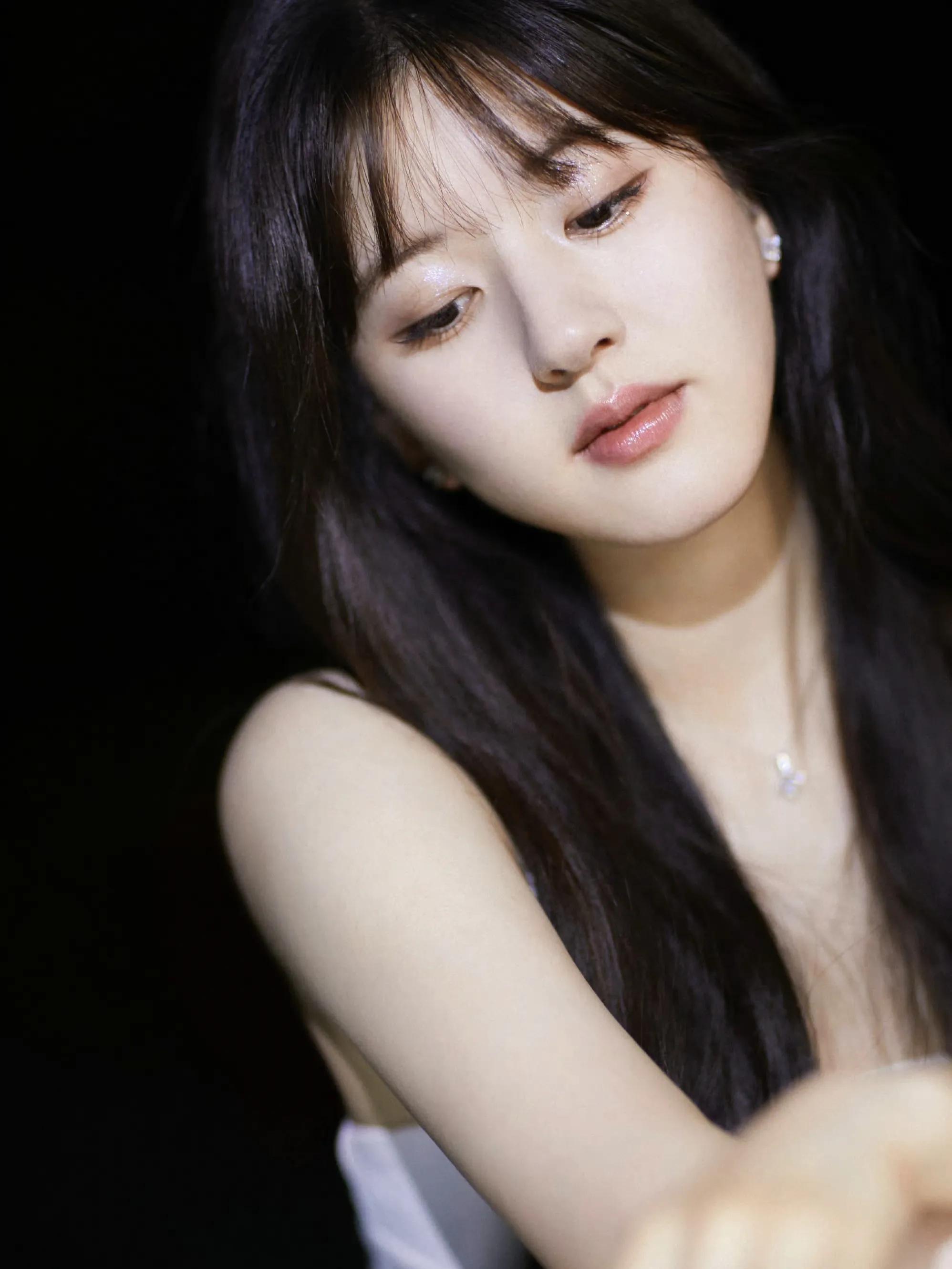 女明星赵露思写真集:秀丽清纯,巧笑倩兮