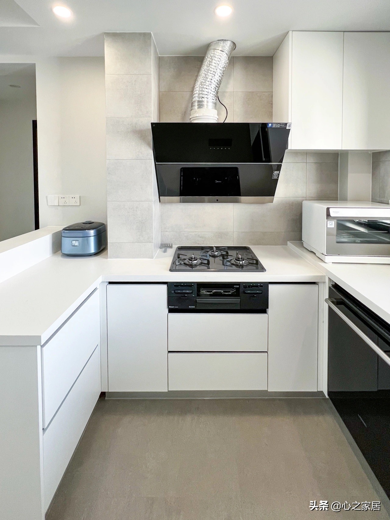 80㎡两室两卫装修的简约别致，空间利用充实，主卧衣帽间独特时尚