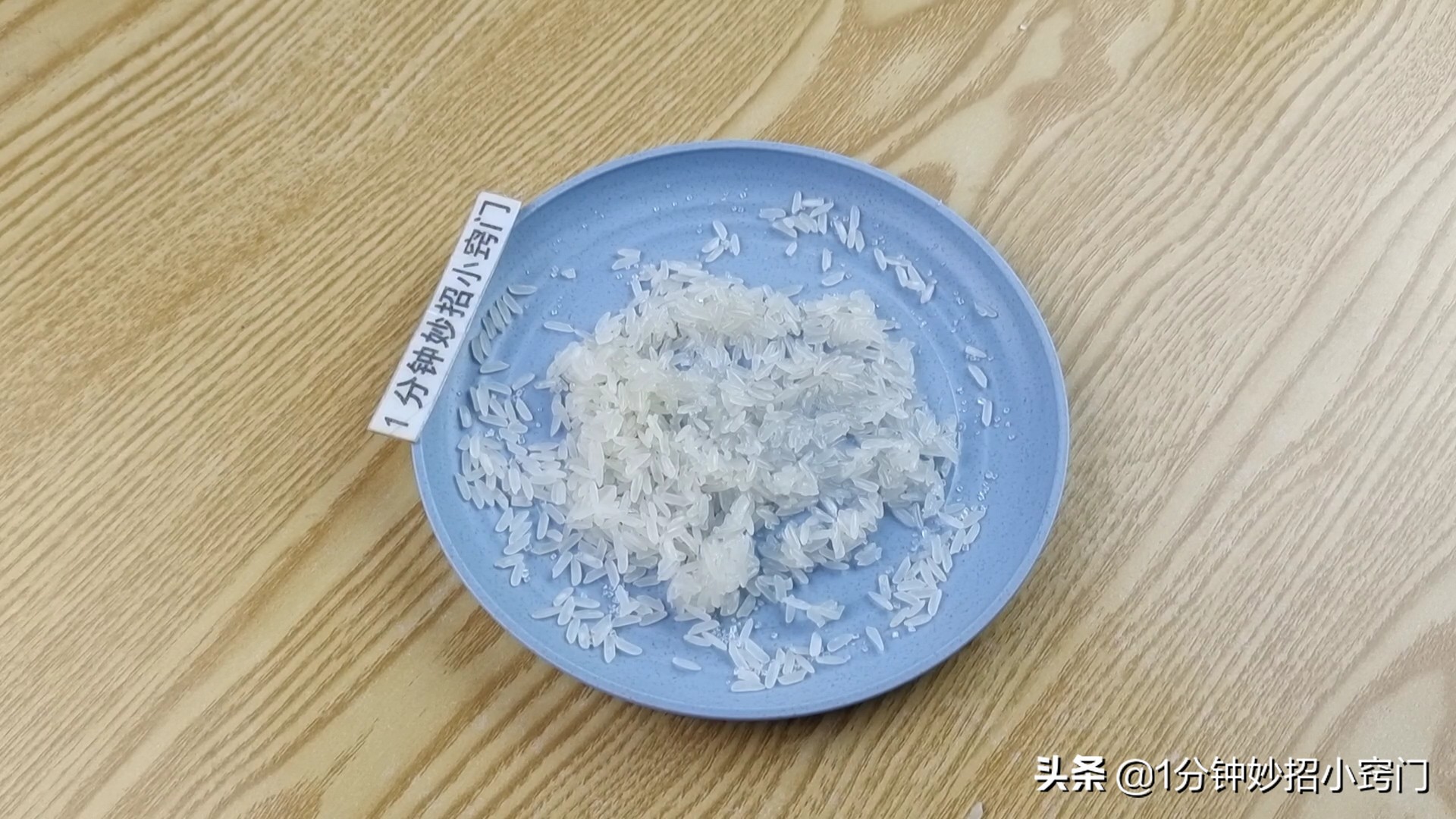 老鼠爱吃什么食物(家里老鼠太多别着急，只需两勺大米，老鼠来一只灭一只，简单实用)