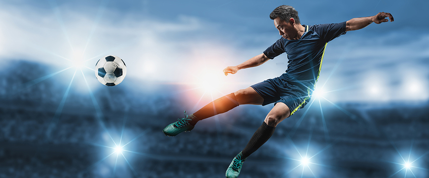 足球在踢的过程中怎么踢飞（「深圳王之者足球培训」凌空抽射的踢法）-华海博客