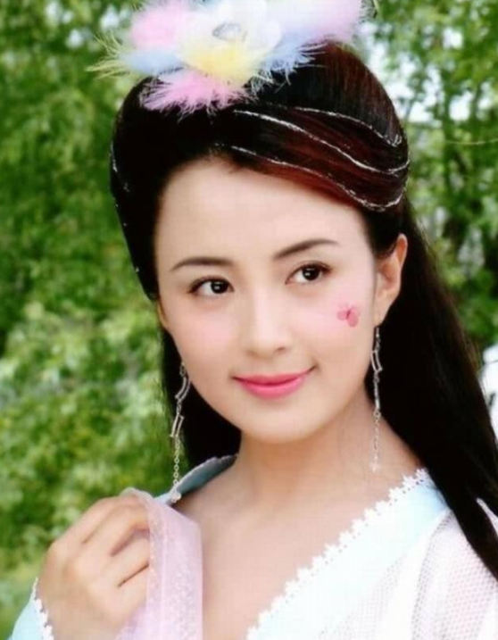 长着一张人畜无害的脸，不靠烟熏妆也是最强反派，这些甜妹太飒了