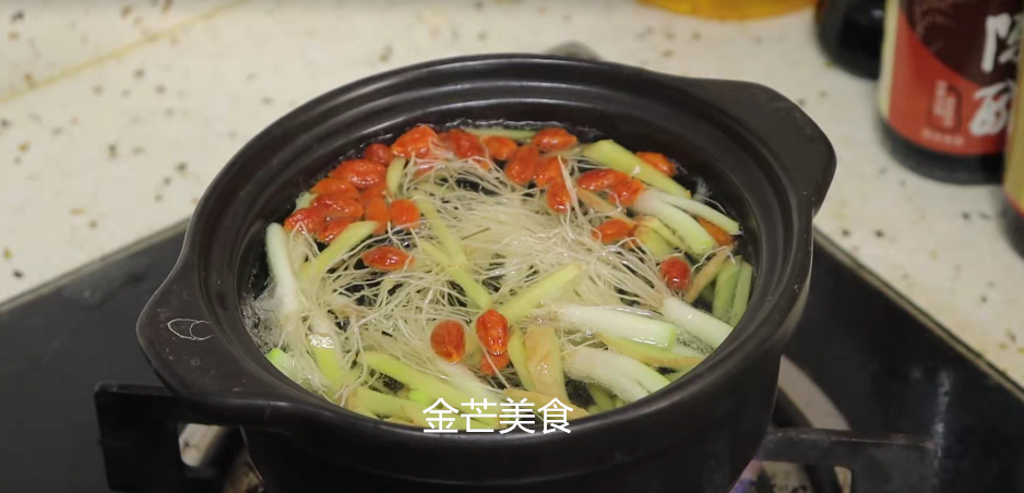 葱根是个宝，用开水煮一煮，原来作用这么厉害，不要再扔掉了