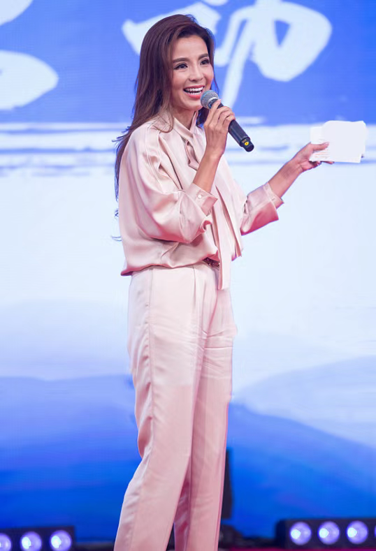 朱迅现在身体状况怎么样2020驼背站立俨然老阿姨