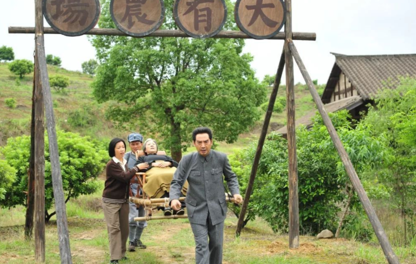 忠贞者邓颖超：青年时期的她有多优秀？她与周总理如何走到一起？