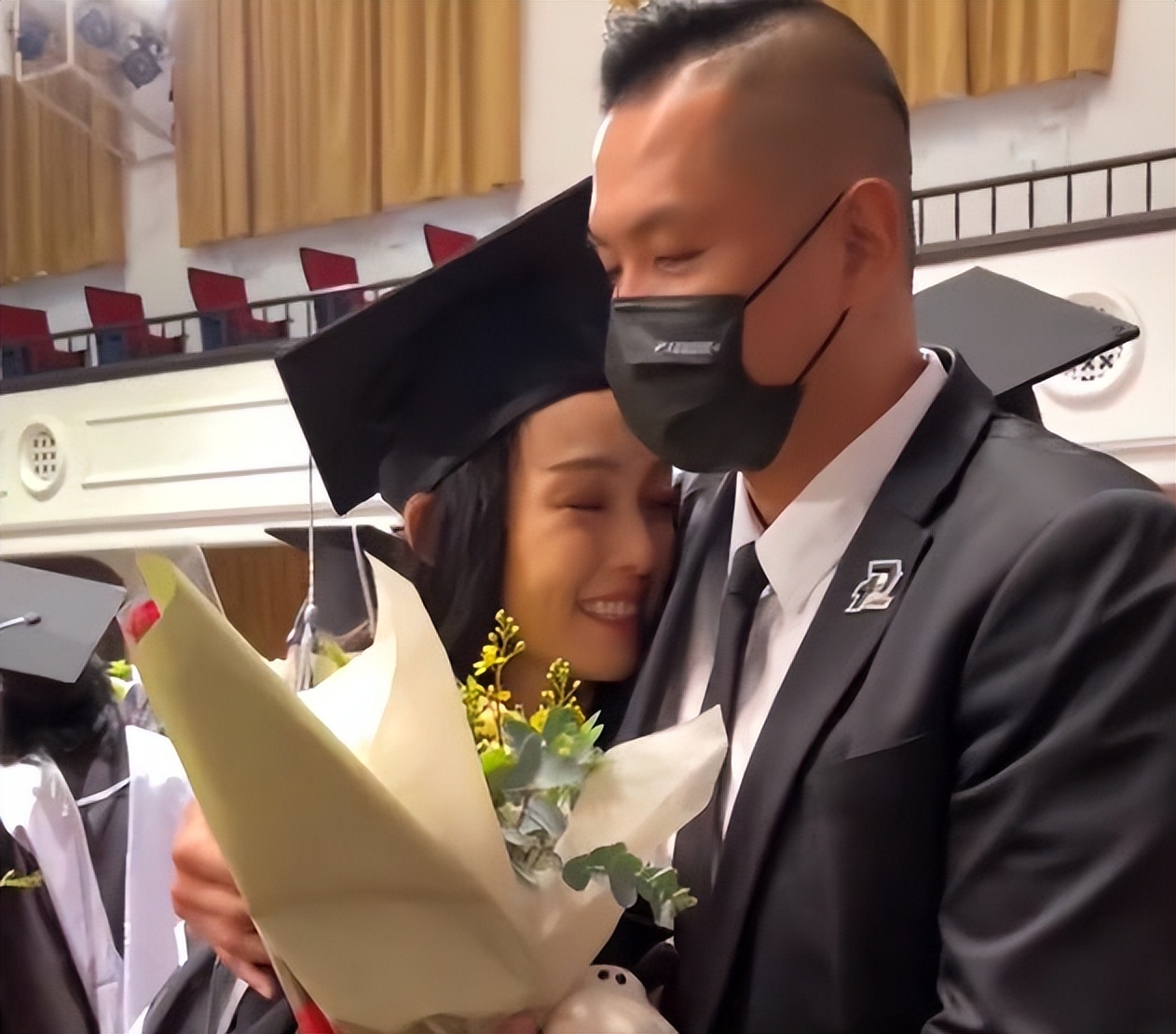 范玮琪拿到EMBA学位后激动落泪，仍旧无法走出哈佛社区大学的梗