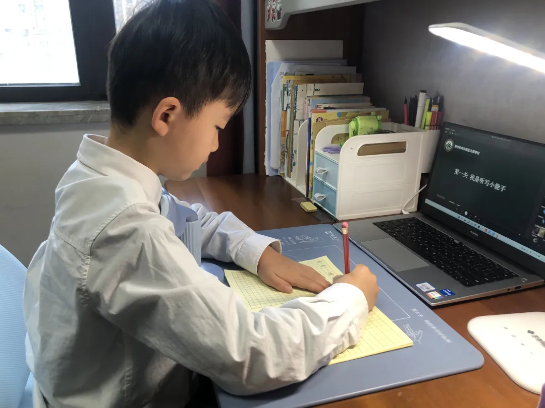 郑东新区文苑学校一二年级线上表现性评价：萌娃趣闯关 云端智慧行