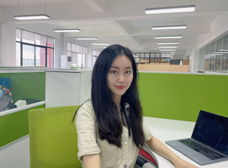 女大学生为了竞选助教，在讲台上跳舞拉票，男生们都不敢直视