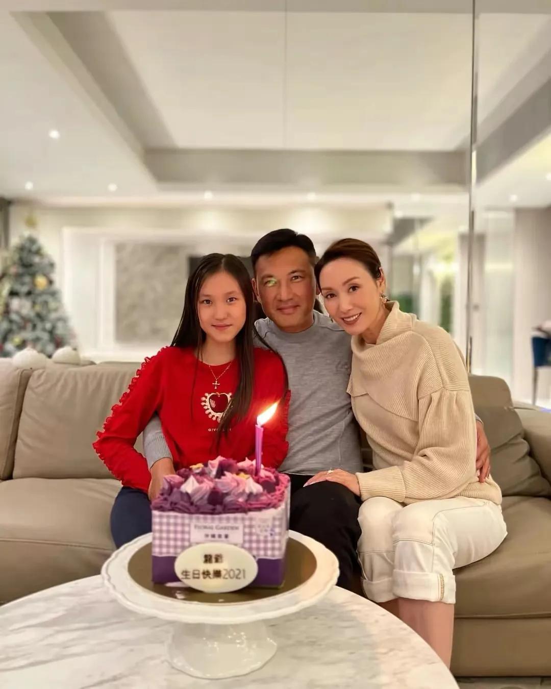 郭可盈晒全家福为女儿庆生，12岁津津清秀甜美很有气质，还是学霸
