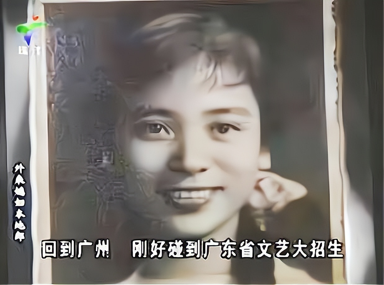 她是广东江门人,从小生活在广州某职工大院当中,在年轻的时候,黄锦裳
