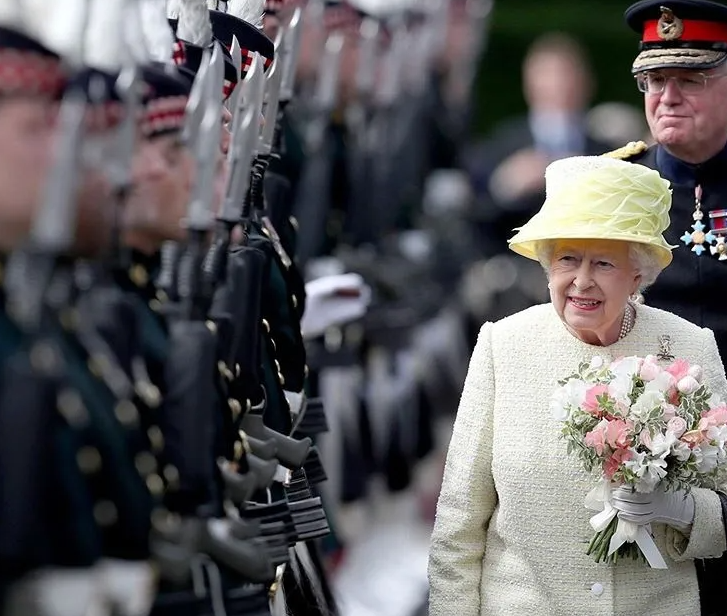 用30年免费当英国女王替身，一分钱没赚到，她却乐此不疲视为荣耀