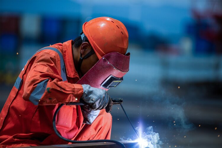 人掉进钢水里,会发生什么?是先感到疼痛,还是来不及痛就化了?