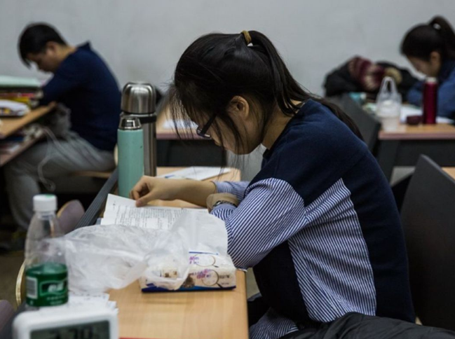 湖南一高校突然取消考试，提前放假，大学生开心得放烟花庆祝