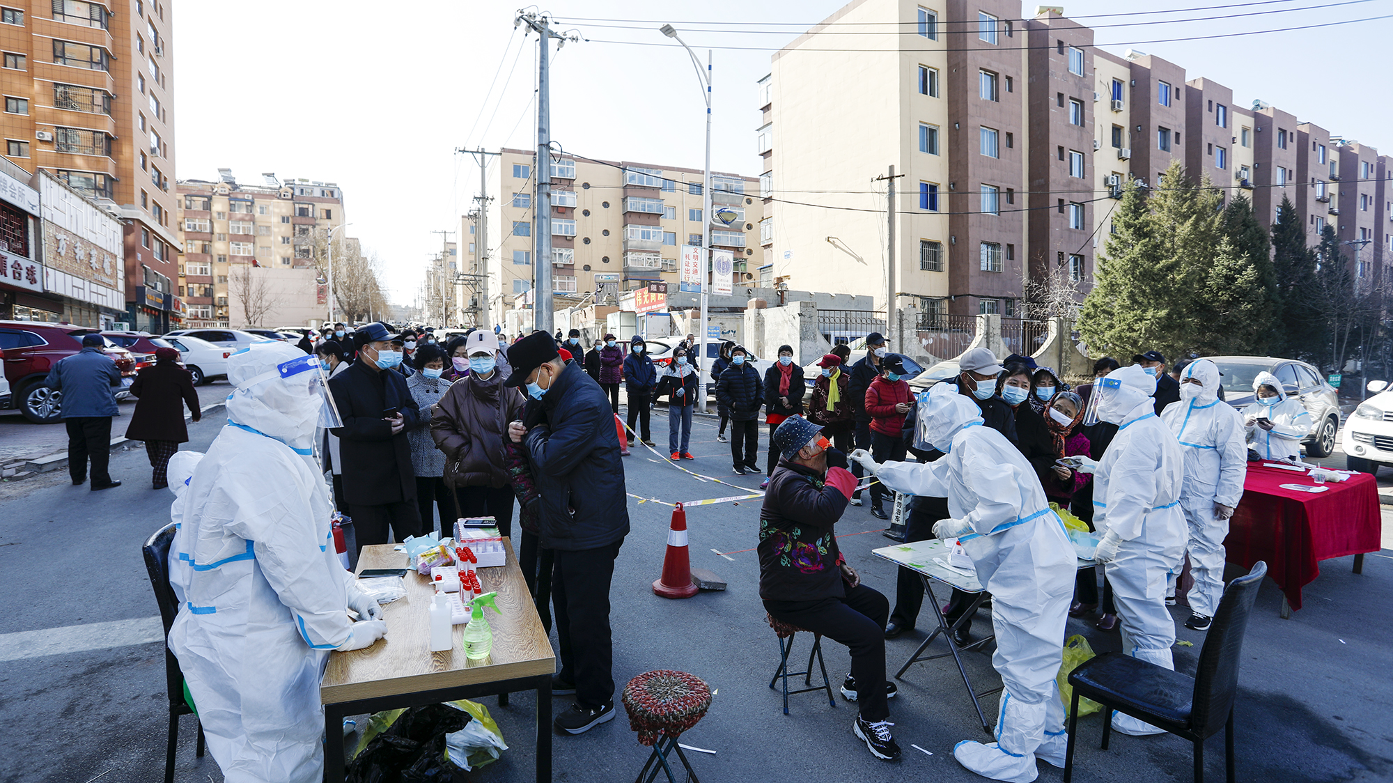朝阳医护人员驰援北票开展核酸检测