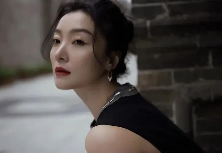 怼章子怡、吻张一山，17岁上春晚35岁离婚，齐溪是怎样一个人？