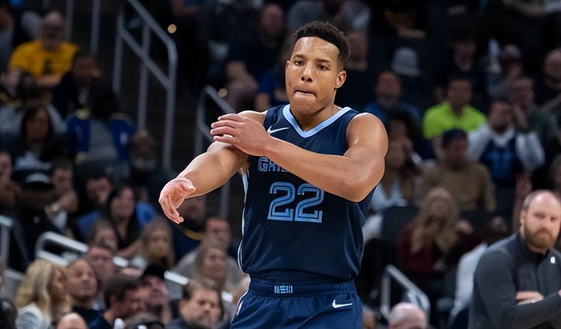 nba有哪些2比1翻盤的球隊</h2>

<p>　　簡單回顧本場比賽，回到主灰熊場的狼群就是不一樣，完全釋放出自己的能量，第一節就火力全開，單節轟下39分的高分。進攻帶動防守，他們將天賦滿滿，機動性十足的灰熊壓制住，讓他們只有21分入賬，單節確立18分的領先優勢。第二節一上來森林狼延續火熱的狀態，一度將分差擴大至26分之多，本以為比賽就此失去懸念，灰熊終于爆發了，貝恩站了出來，帶隊打出一波15-0的沖擊波止住頹勢，加上裁判的一些爭議判罰，上半場結束追到只有7分的差距。</p>

<p>　　籃板<img alt=