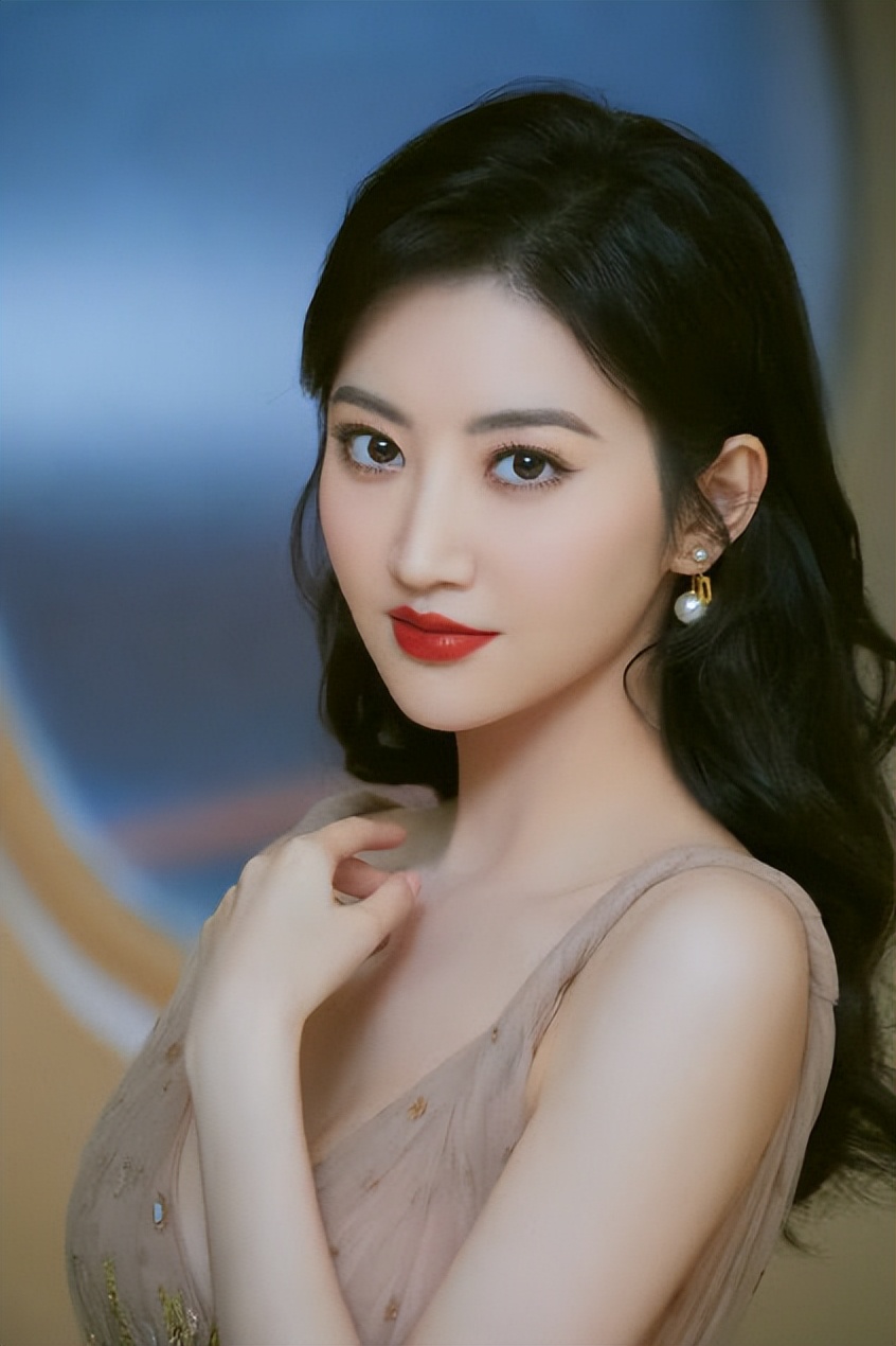 要说内娱最神秘的女艺人,莫过于气质甜美的景甜.04.