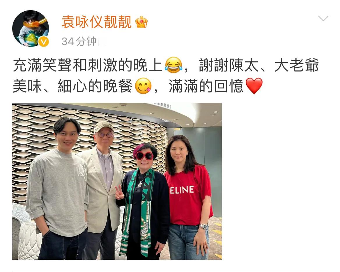 袁咏仪一家三口逛街，15岁魔童身高近一米八，贴心帮妈妈提战利品