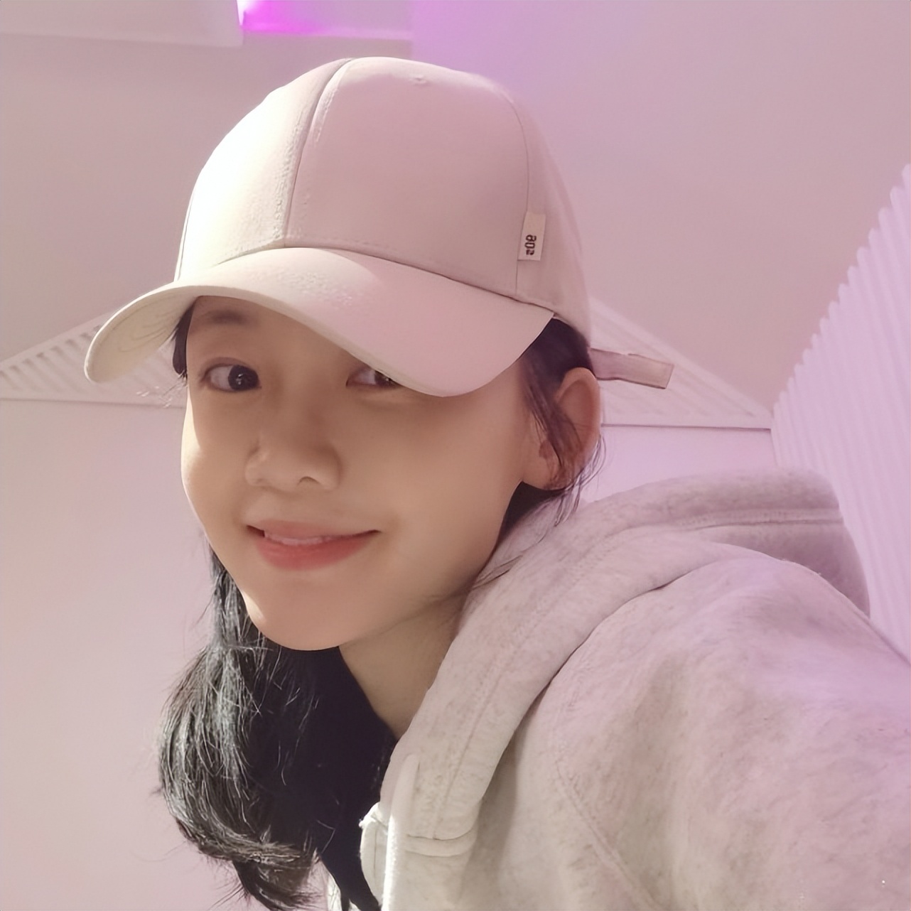 我第一次见带着老婆一起加盟的(郑恺夫妇加盟刘畊宏直播，尽显姐妹情深。            <p style=