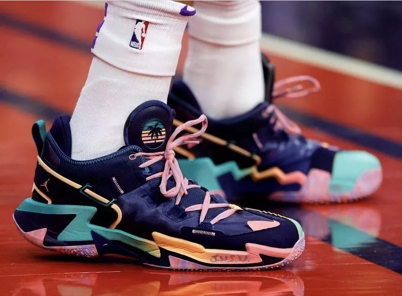 nba哪些球员有鞋(NBA球员上脚：安东尼的AJ36很帅气，匹克的维金斯签名鞋)