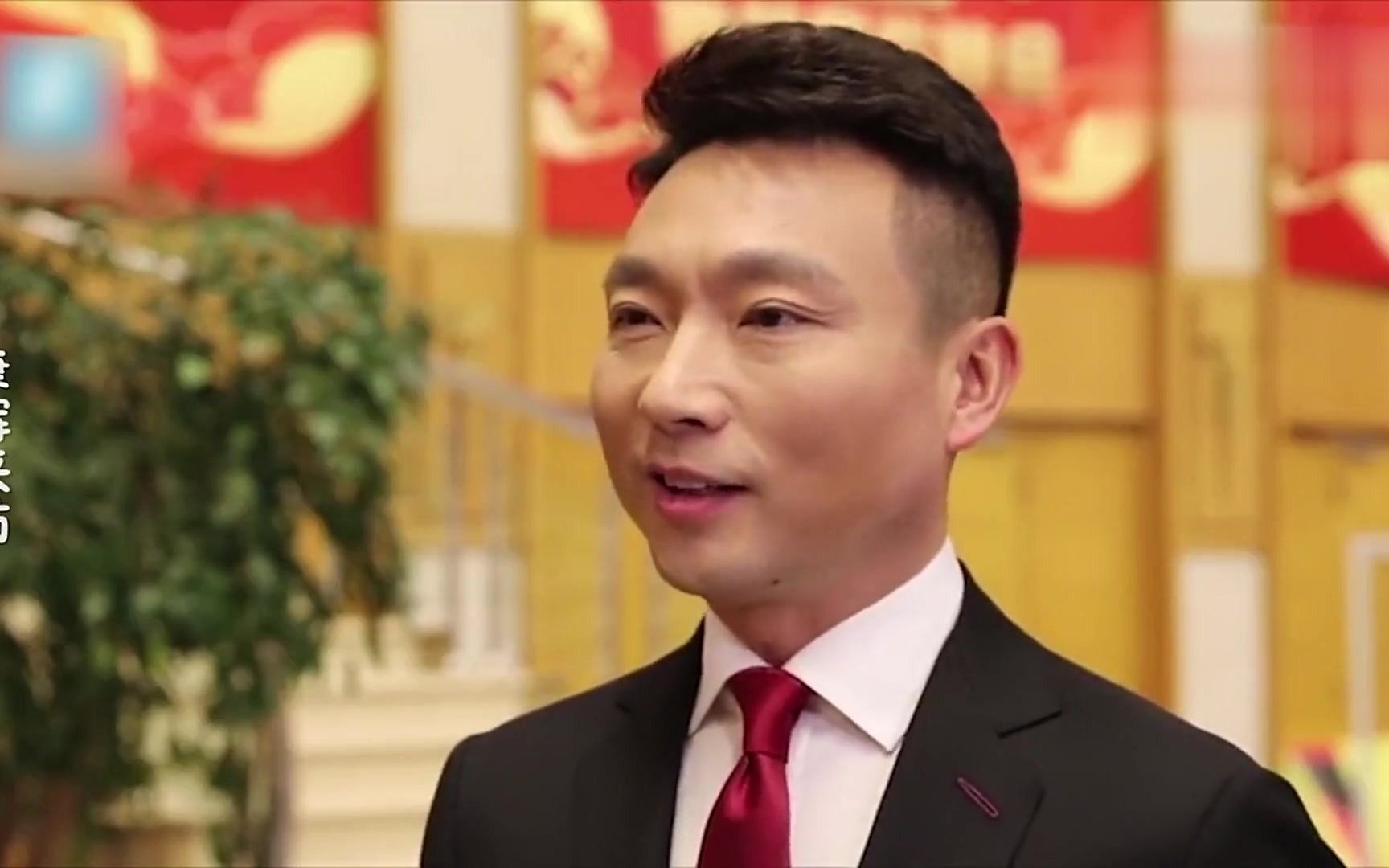 央视"国嘴"康辉,与妻子23年无儿女,遗憾痛哭:我一生只欠父母