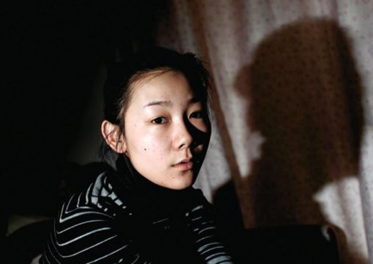 90后人大才女，不顾批评做裸模，衣不蔽体接受采访，今回归家庭