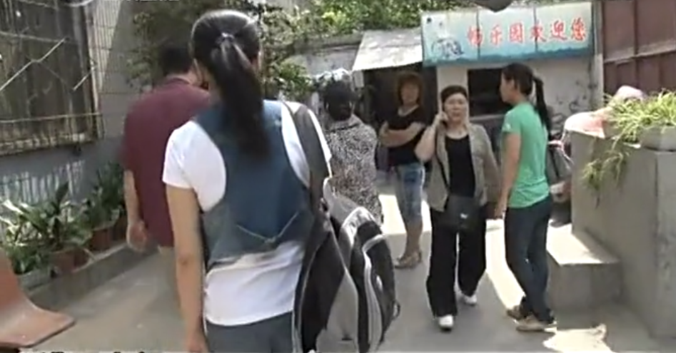 养老院发出惨叫声，记者暗中调查发现背后原因
