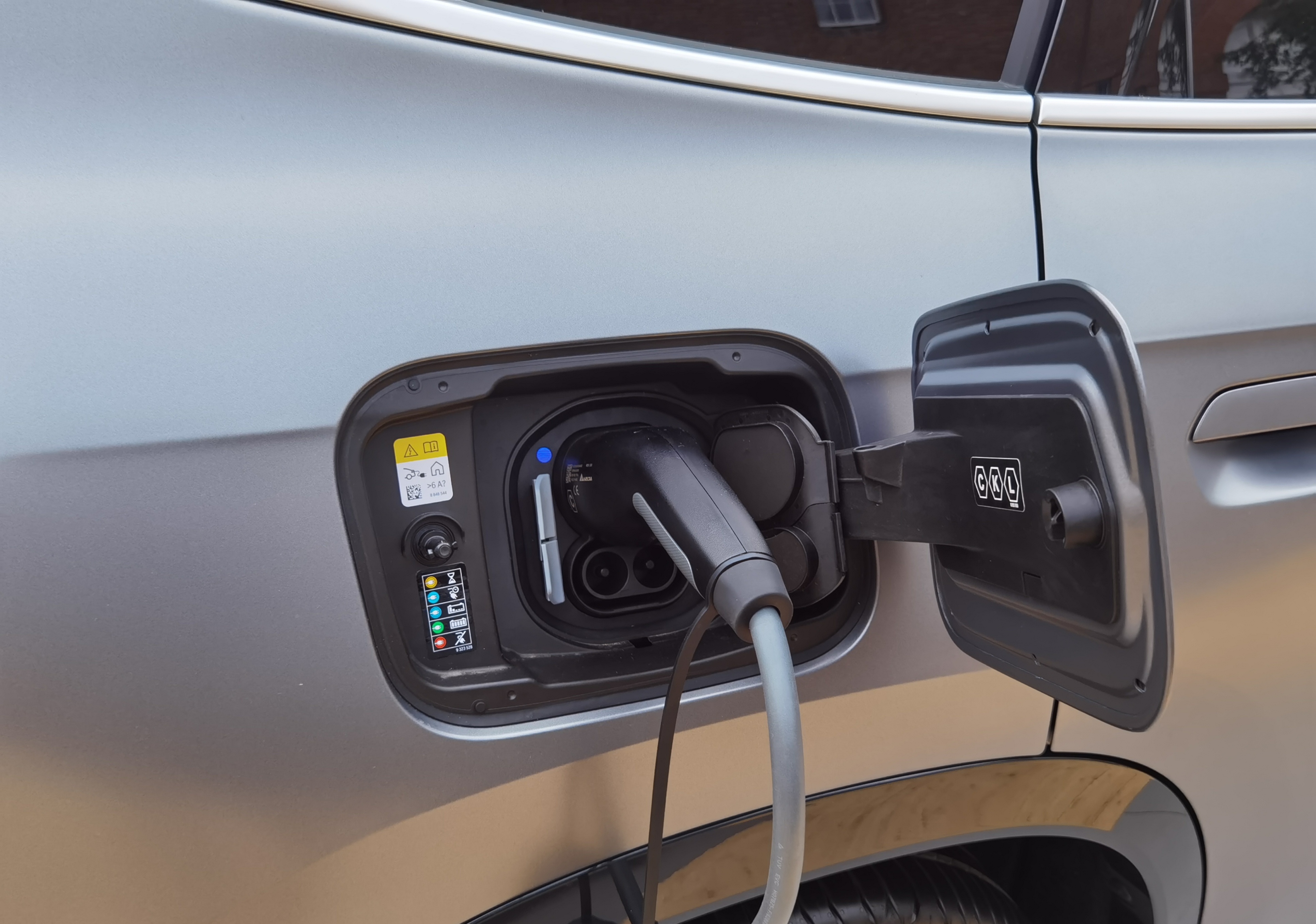 双电机四驱，车长4米5，5.7秒破百，全新宝马iX1实车亮相