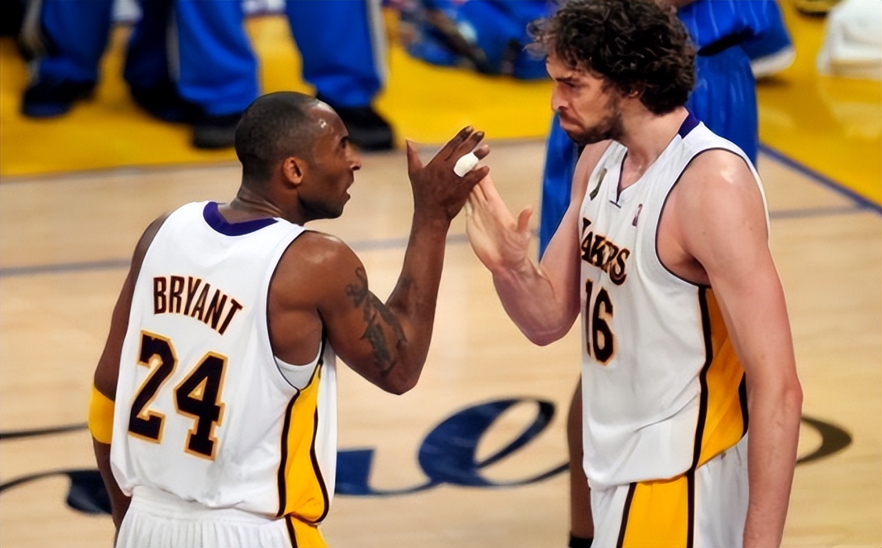 瓦妮莎和加索尔一家出游(瓦妮莎与加索尔出海游玩,40岁科嫂韵味十足