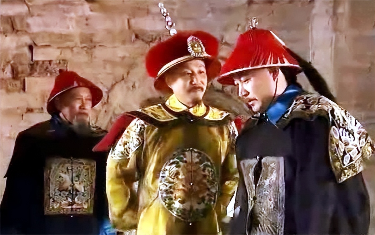 他的名气世人皆知（乾隆七世孙如今依旧穿龙袍，公开祭祖，大拇指上戴“帝王扳指”）-华海博客