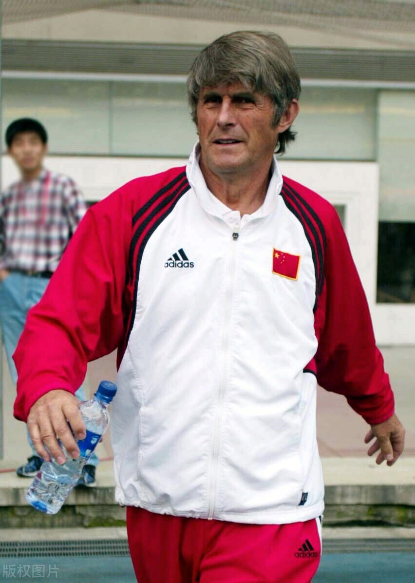 2002年世界杯足球教练(李铁时代结束！历届32任国足主帅盘点 被骂最惨不是李铁)