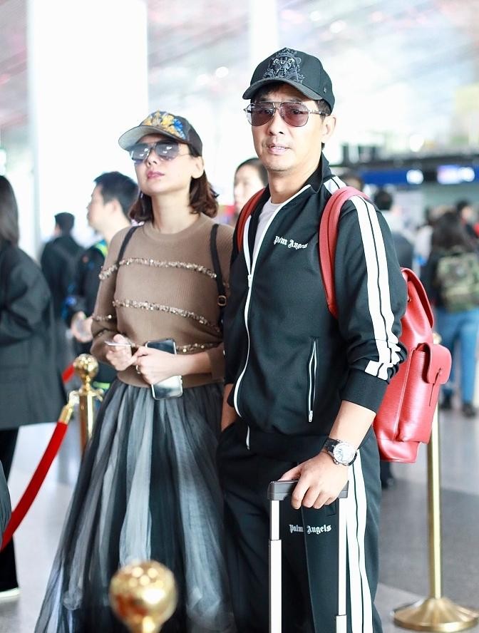 郭晓冬夫妇罕见现身,程莉莎穿纱裙优雅大气,这身材70后里也少见