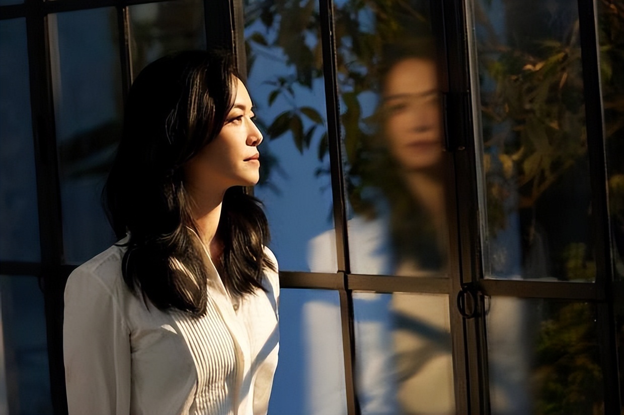 姚晨身穿白衬衫知性优雅 长发微卷笑颜满满暖意