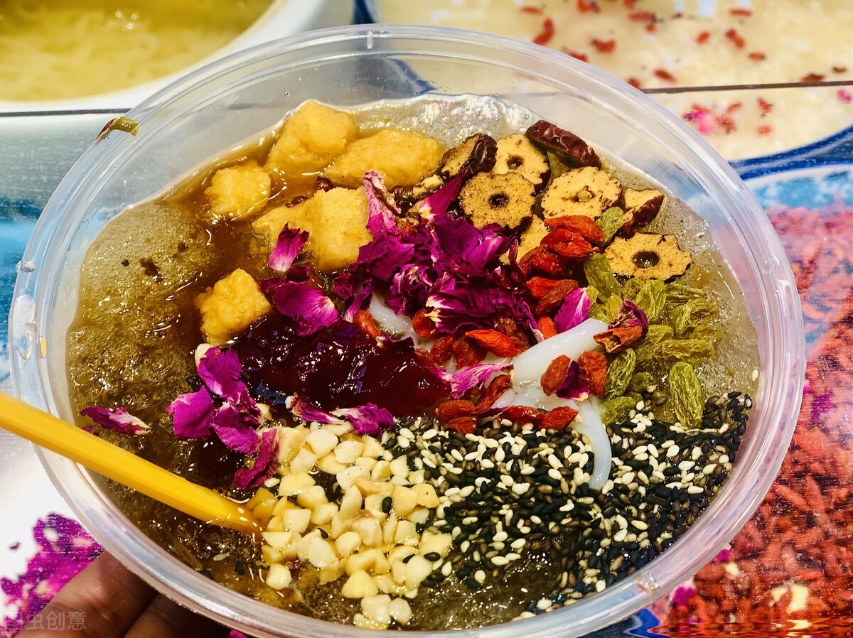 有人说重庆人夏天的命都是冰粉给的,在冰粉中加入山楂,枸杞,玫瑰酱