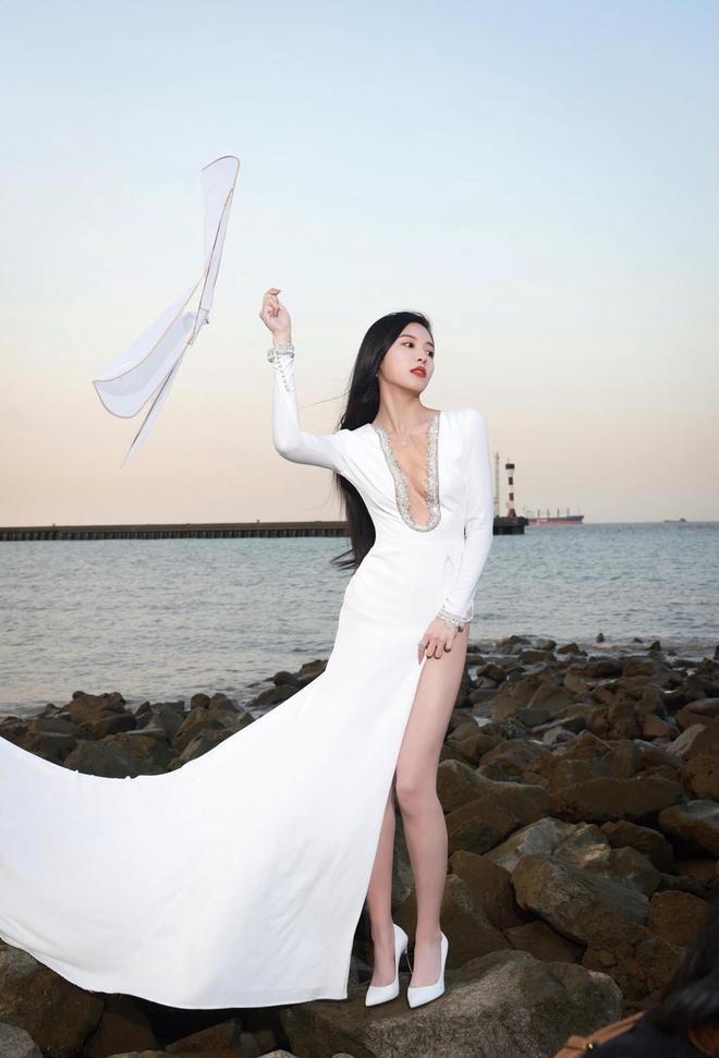 明星写真:孙芮深v高开叉长裙海边时尚美拍,高跟鞋美腿令人心动