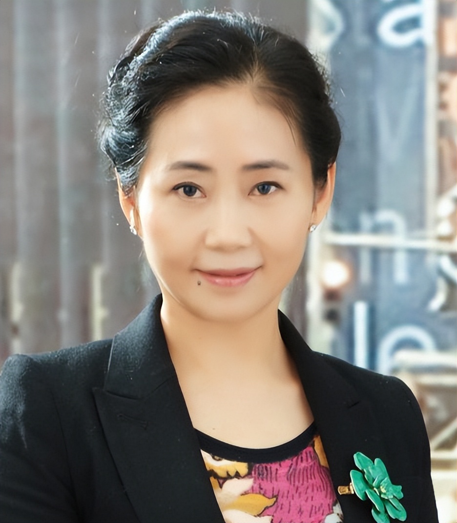 江苏女富豪周晓萍:白手起家,靠车灯坐拥百亿,身价是董明珠两倍