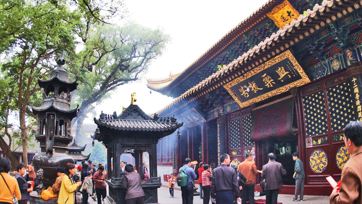 盘点全国10大求财最灵的寺庙，前仨歪果仁都喊真香，争着上头香